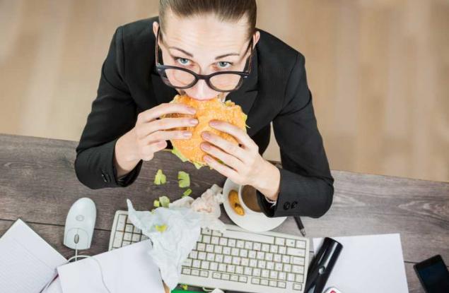 5 често срещани причини, поради които пълнеете в офиса