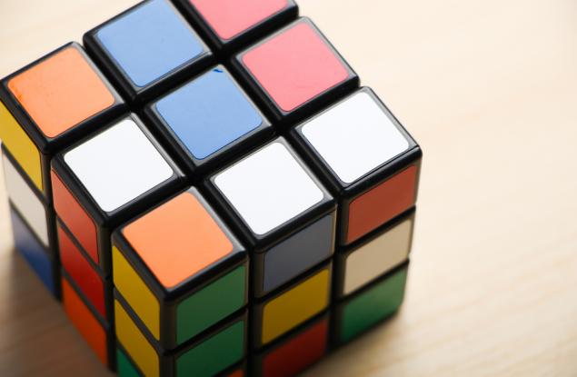 Ето как да заблудите всички, че подреждате кубчето на Рубик