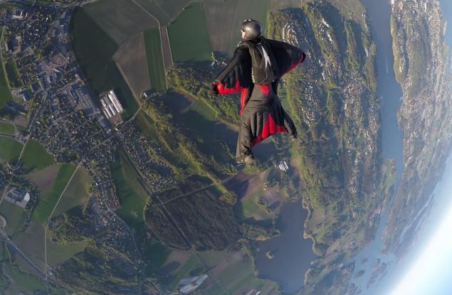 Видео: мъж лети без парашут и се приводнява