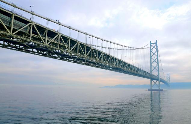 5 април 1998 г. - Отворен е за движение най-големият висящ мост в Япония