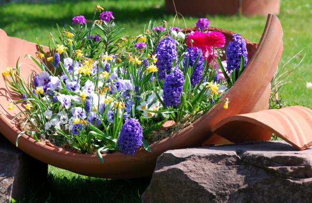 Счупени саксии и непотребни вещи се превръщат в приказни идеи за градината и дома