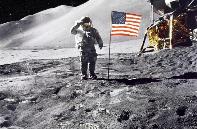 Американските знамена на Луната се разпадат 