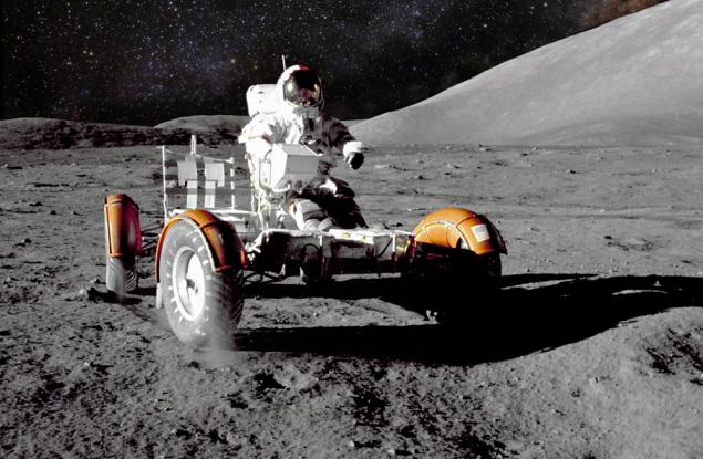 31 юли 1971 г. - Дейвид Скот и Джеймс Ъруин шофират Лунар Роувър по повърхността на Луната