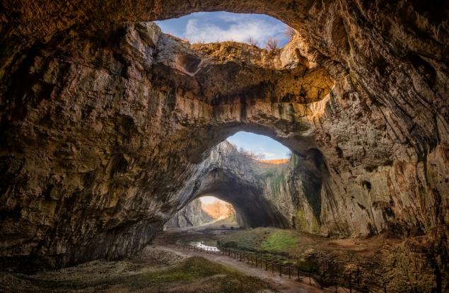 Фоторазходка до Деветашката пещера - една от най-красивите в България