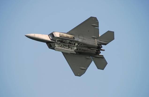 Видео: Изтребителят F-22 Raptor в действие