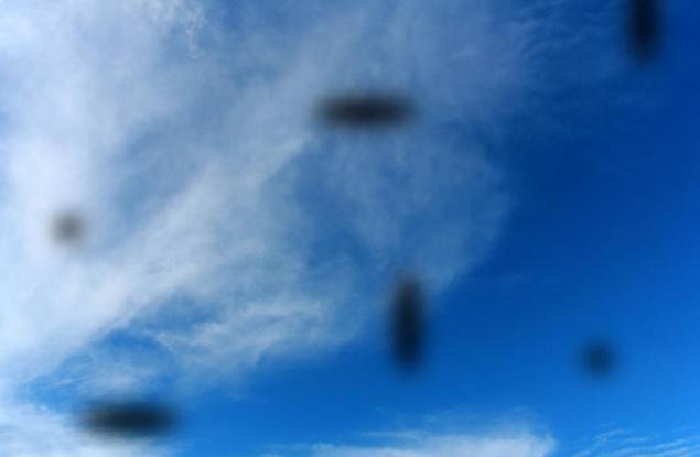 Какви са тези странни неща, които виждате да плуват в очите ви?