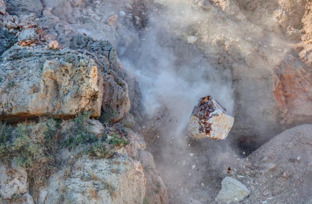 Скални лавини заплашват стохилядни градове