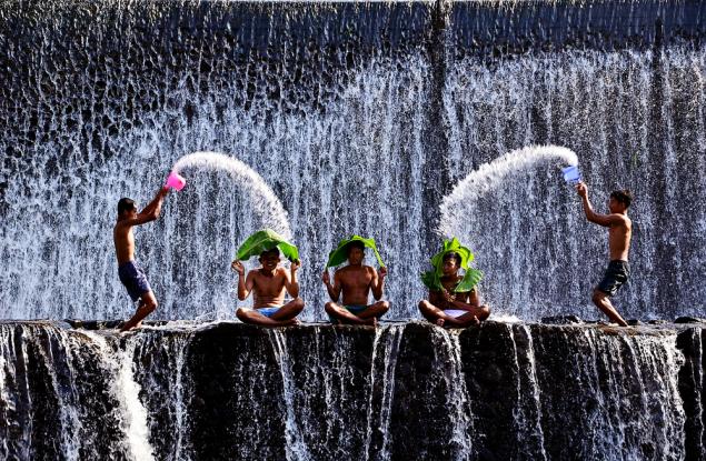 Магични снимки на играещи си деца от цял свят