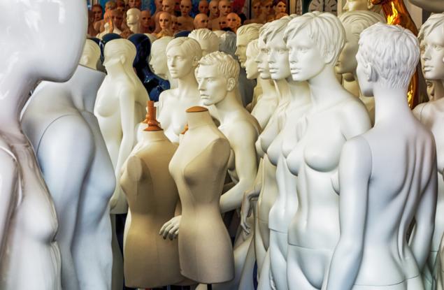 Неомъжена жена прекарва 14 години със семейство манекени, за да докаже гледната си точка