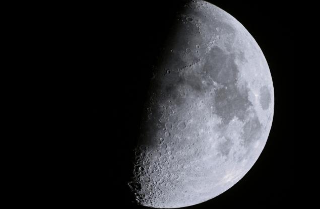 За първи път в историята космически апарат успешно кацна на обратната страна на Луната