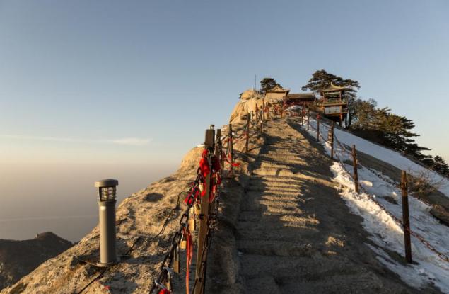 Китайската планина Хуашан – най-опасното планинско изкачване в света