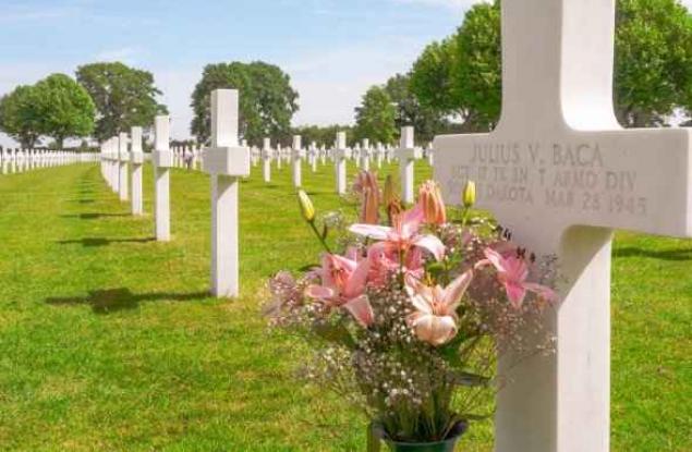 Защо поставяме цветя на гробовете?