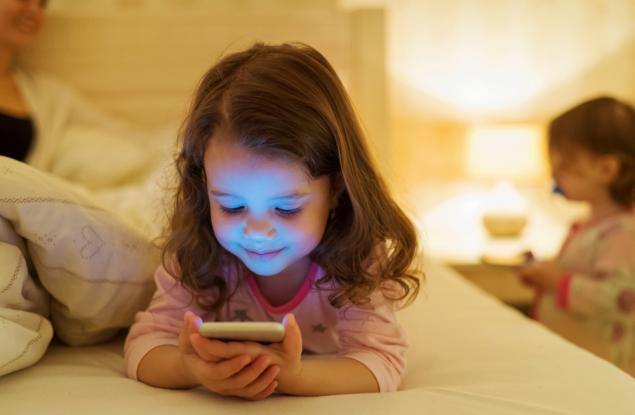 Специалист по наркоманиите: Даването на смартфон на дете е като даване на грам кокаин