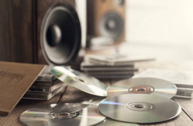 Как да си направим лампа от рециклирани CD-та за 2 минути