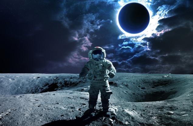 Стивън Хокинг: До 50 г. трябва да се заселим на Луната и Марс