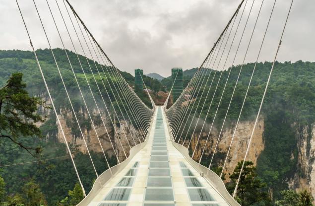 Една страховите разходка по най-дългия стъклен мост в света