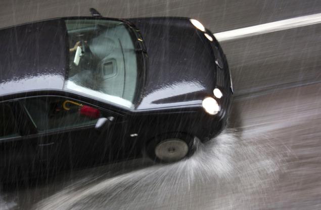 Как да шофираме безопасно при силен дъжд