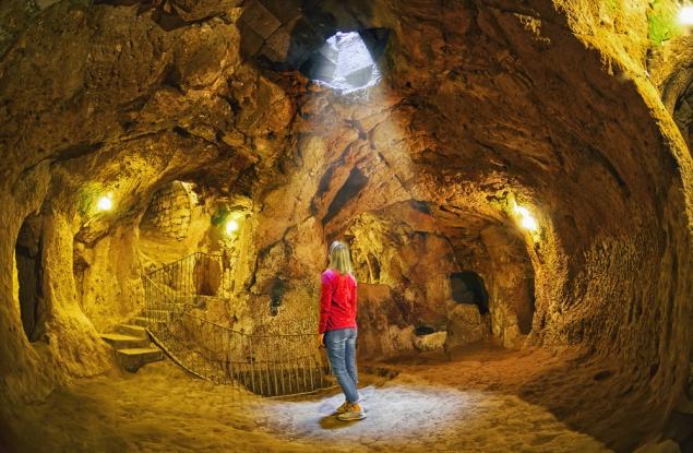 Мъж разбива стената на мазето си и се натъква на древен подземен град, приютявал 20 000 души