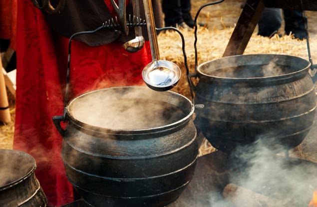 Вдигаме угощения 12 хиляди години