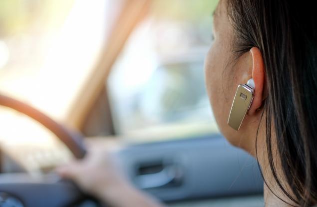 Хендсфрито ви разсейва по време на шофиране толкова, колкото и стандартното говорене по телефона