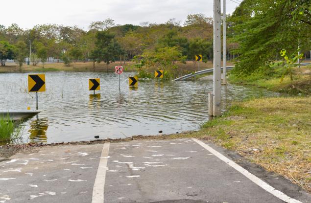 Видео: Наводнение изяжда асфалтов път