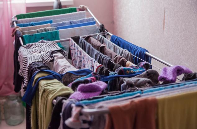 Учени: Сушенето на дрехи вкъщи е опасно за здравето