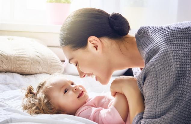 Гласът на майката помага на бебетата да се хранят