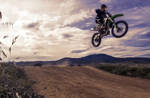 Видео: 120 метров скок с мотоциклет