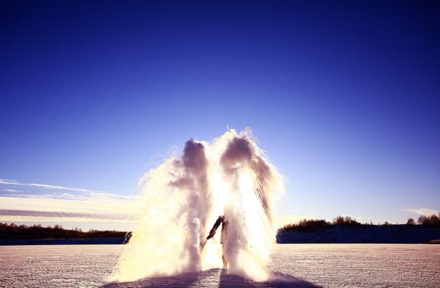 Защо горещата вода замръзва по-бързо от студената?