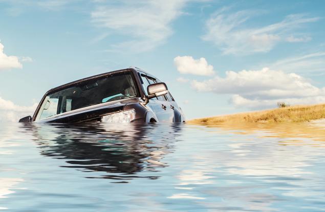 Как да се измъкнем от потъваща във водата кола