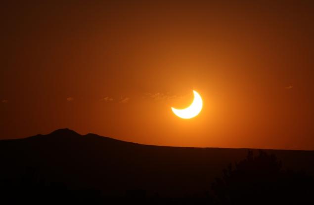 Слънчево затъмнение със супер Луна ще се случи на петък 13-и, но малцина ще го видят