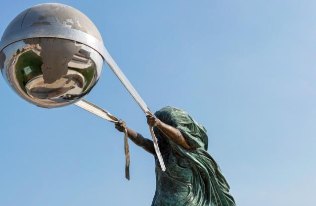 Една поразителна скулптура на Майката природа, въртяща Земята