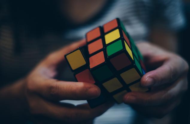 Видео: Световният рекорд за подреждане на куба на Рубик