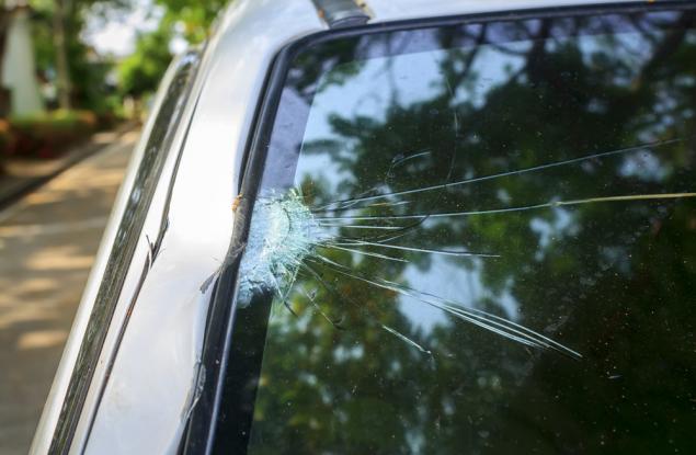 Ето как да спрете разрастването на пукнатините по стъклото на колата си