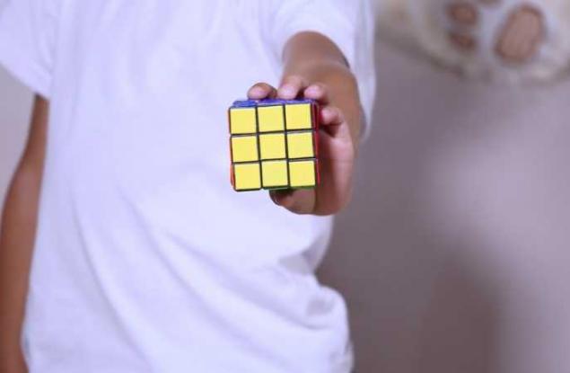 Изкуствен интелект нареди кубчето на Рубик за секунда, научил се сам