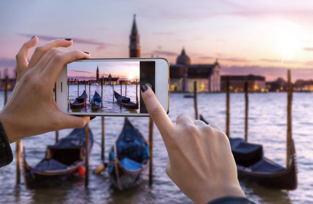 Споделянето на снимки в интернет изтрива спомените