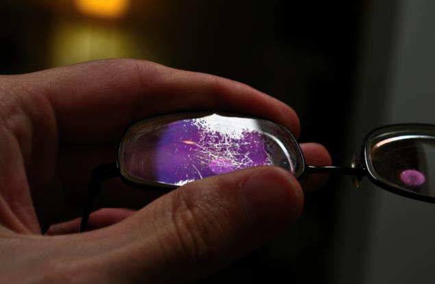 Как можем да спасим издрасканите очила?