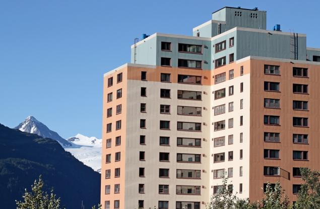 Почти всички жители на едно малко градче в Аляска живеят в тази сграда