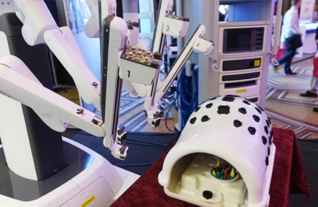 Роботизирана 3D хирургия на живо за първи път в България