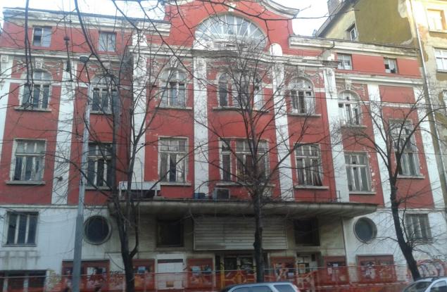 Ще спасим ли първия български киносалон от разруха?