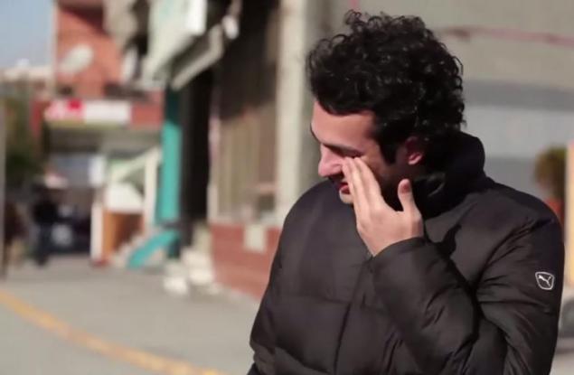 Цял квартал тайно научава жестомимичния език, за да изненада свой съсед с увреден слух