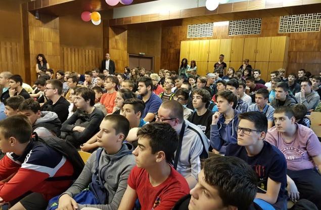 Schneider Electric подкрепя ученици по електроника