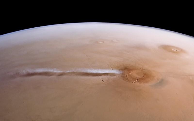 Разгадаха мистерията на самотния дълъг марсиански облак