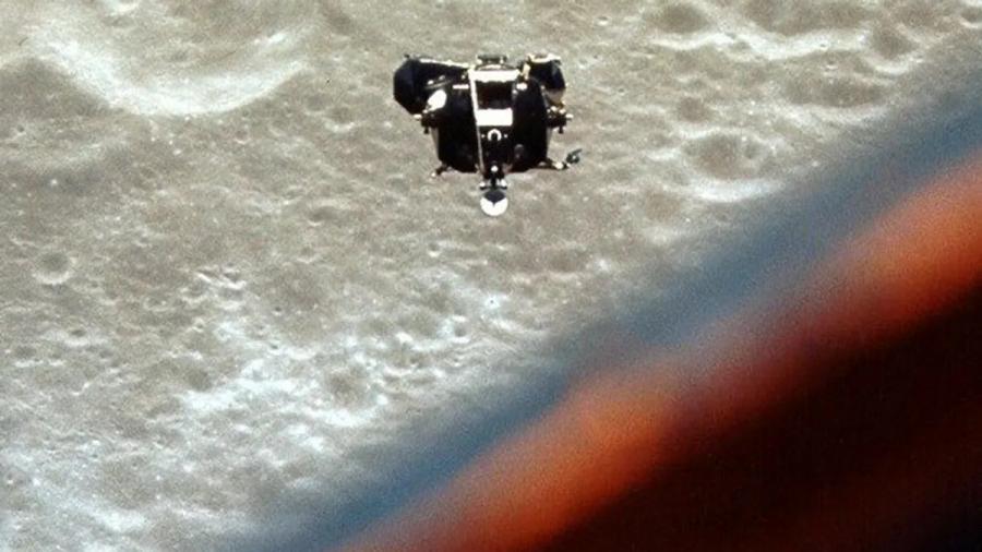 Екипажът на „Аполо 10“ чул странна музика от обратната страна на Луната