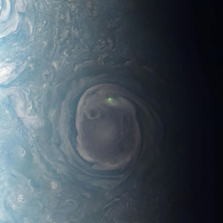 Заснеха зелена мълния сред вихрите на Юпитер