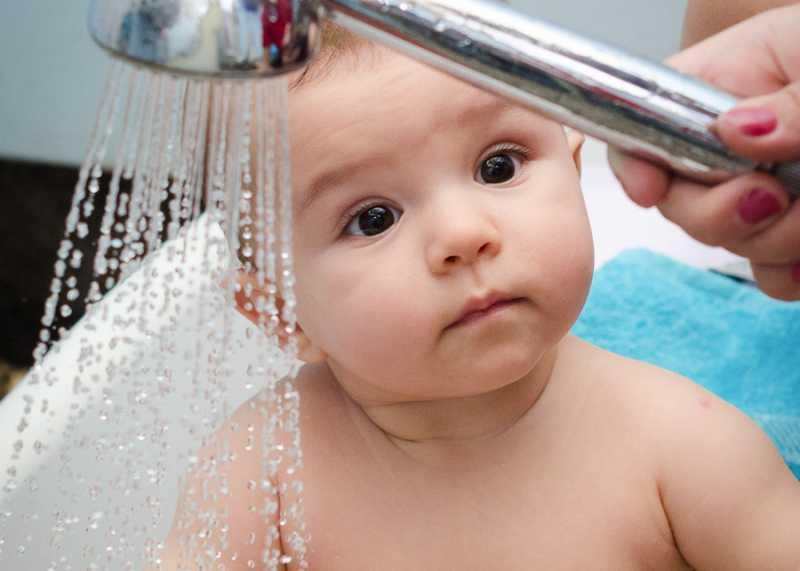 Лекари: Ежедневното къпане на децата е вредно