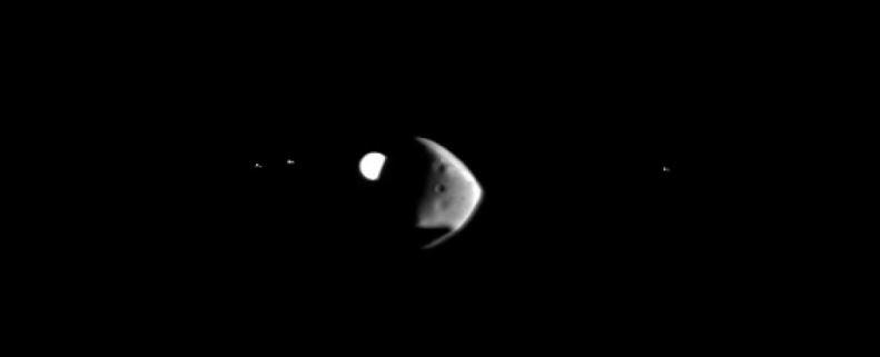Поразителни кадри показват как марсиански спътник затъмнява Юпитер