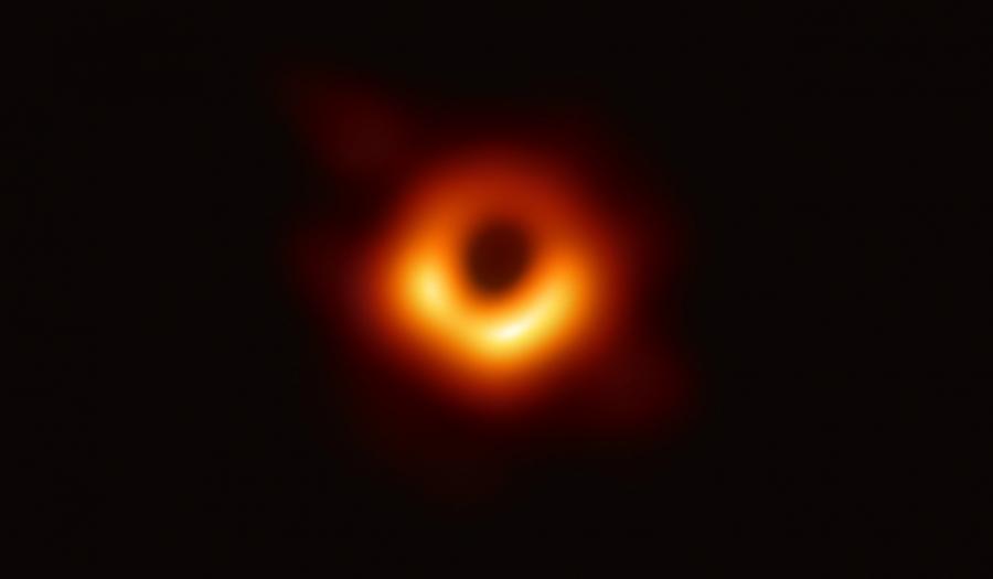 Учени направиха безпрецедентни нови снимки на свръхмасивната черна дупка M87*