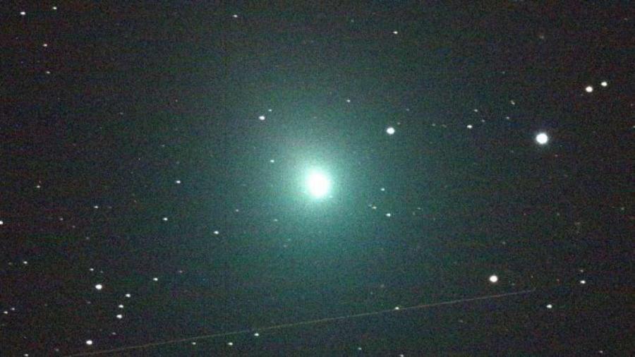 Скоро тази необичайно ярка комета може да освети небето почти като полумесец