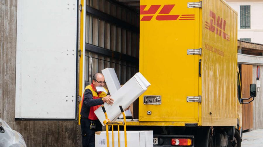 Можете ли да хванете COVID-19 от пощенска пратка или докосвайки смартфона си?